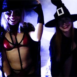 Dos brujas en lencería vienen a visitarte. ¿Truco o trato? ;-D Scarlet y su amiguita saben como celebrar Halloween ^^.